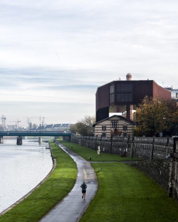 Cricoteka, Krakau, Krakw, nsMoonStudio, Center of Documentation of the Art of Tadeusz Kantor, Tadeusz Kantor, Knstler, artist, Kunst, art, Vistula river, Weichsel, Spiegel, mirror, Fassade, facade, Symbol, steel, Stahl, reinforced concrete, Beton, Glas, glass, Theater, theatre, Geometrie