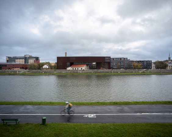 Cricoteka, Krakau, Krakw, nsMoonStudio, Center of Documentation of the Art of Tadeusz Kantor, Tadeusz Kantor, Knstler, artist, Kunst, art, Vistula river, Weichsel, Spiegel, mirror, Fassade, facade, Symbol, steel, Stahl, reinforced concrete, Beton, Glas, glass, Theater, theatre, Geometrie