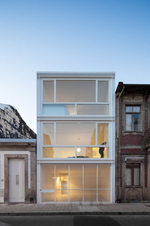 Porto, urban house, wei, Simplizitt, simplicity, Gitter, grid, Fassade, facade, Glas, Fenster, window, Fensterladen, shutter, Claudia Monteiro, Vitor Oliveira Architects, Jose Campo