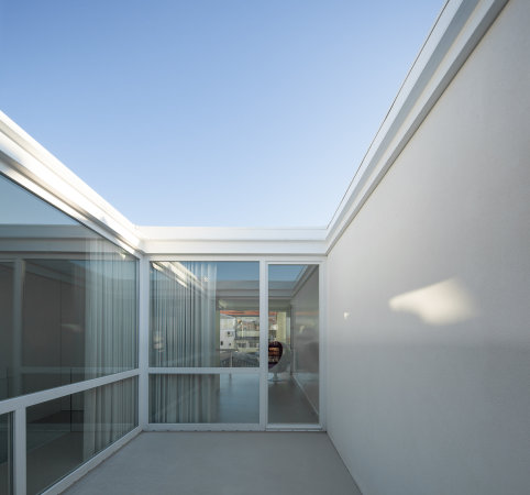 Porto, urban house, wei, Simplizitt, simplicity, Gitter, grid, Fassade, facade, Glas, Fenster, window, Fensterladen, shutter, Claudia Monteiro, Vitor Oliveira Architects, Jose Campo