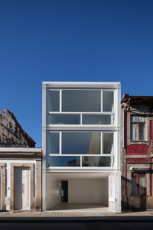 Porto, urban house, wei, Simplizitt, simplicity, Gitter, grid, Fassade, facade, Glas, Fenster, window, Fensterladen, shutter, Claudia Monteiro, Vitor Oliveira Architects, Jose Campo