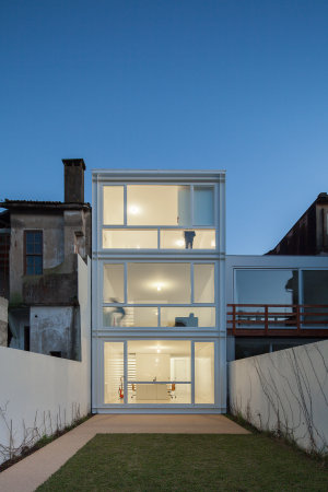 Porto, urban house, wei, Simplizitt, simplicity, Gitter, grid, Fassade, facade, Glas, Fenster, window, Fensterladen, shutter, Claudia Monteiro, Vitor Oliveira Architects, Jose Campo