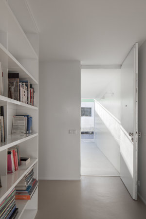 Porto, urban house, wei, Simplizitt, simplicity, Gitter, grid, Fassade, facade, Glas, Fenster, window, Fensterladen, shutter, Claudia Monteiro, Vitor Oliveira Architects, Jose Campo