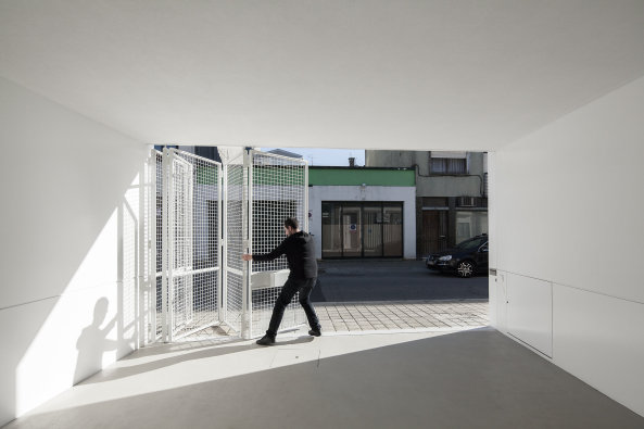 Porto, urban house, wei, Simplizitt, simplicity, Gitter, grid, Fassade, facade, Glas, Fenster, window, Fensterladen, shutter, Claudia Monteiro, Vitor Oliveira Architects, Jose Campo