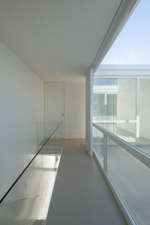 Porto, urban house, wei, Simplizitt, simplicity, Gitter, grid, Fassade, facade, Glas, Fenster, window, Fensterladen, shutter, Claudia Monteiro, Vitor Oliveira Architects, Jose Campo