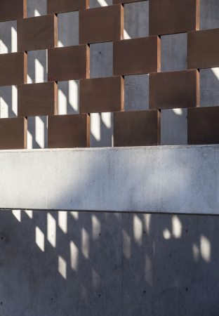 Israel, Tel Aviv, Pitsou Kedem, Pitsou Kedem architects, Beton, Wohnhaus, Neubau, Corten, Schatten, Licht, Sonnenschutz, Archaik, Sichtbeton, Lob des Schattens, Amid Geron, irene Goldberg, Hila Sella, Pitsou Kedem Architekten