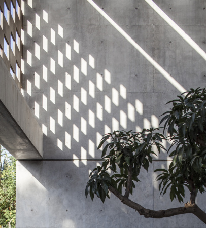 Israel, Tel Aviv, Pitsou Kedem, Pitsou Kedem architects, Beton, Wohnhaus, Neubau, Corten, Schatten, Licht, Sonnenschutz, Archaik, Sichtbeton, Lob des Schattens, Amid Geron, irene Goldberg, Hila Sella, Pitsou Kedem Architekten