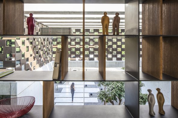 Israel, Tel Aviv, Pitsou Kedem, Pitsou Kedem architects, Beton, Wohnhaus, Neubau, Corten, Schatten, Licht, Sonnenschutz, Archaik, Sichtbeton, Lob des Schattens, Amid Geron, irene Goldberg, Hila Sella, Pitsou Kedem Architekten