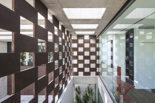 Israel, Tel Aviv, Pitsou Kedem, Pitsou Kedem architects, Beton, Wohnhaus, Neubau, Corten, Schatten, Licht, Sonnenschutz, Archaik, Sichtbeton, Lob des Schattens, Amid Geron, irene Goldberg, Hila Sella, Pitsou Kedem Architekten