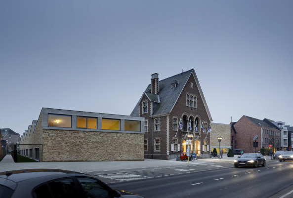 Bauen im Bestand, Belgien, Mokke Architecten, Backstein, Gianni Cito, Neubau, Altbau, Rathaus, city hall, brick building, Bonheiden, school, Schule, Grundschule, Kindergarten, Sporthalle, Erweiterung, Denkmal, Denkmalschutz, Belgium