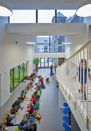 Bauen im Bestand, Belgien, Mokke Architecten, Backstein, Gianni Cito, Neubau, Altbau, Rathaus, city hall, brick building, Bonheiden, school, Schule, Grundschule, Kindergarten, Sporthalle, Erweiterung, Denkmal, Denkmalschutz, Belgium