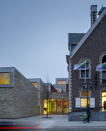 Bauen im Bestand, Belgien, Mokke Architecten, Backstein, Gianni Cito, Neubau, Altbau, Rathaus, city hall, brick building, Bonheiden, school, Schule, Grundschule, Kindergarten, Sporthalle, Erweiterung, Denkmal, Denkmalschutz, Belgium
