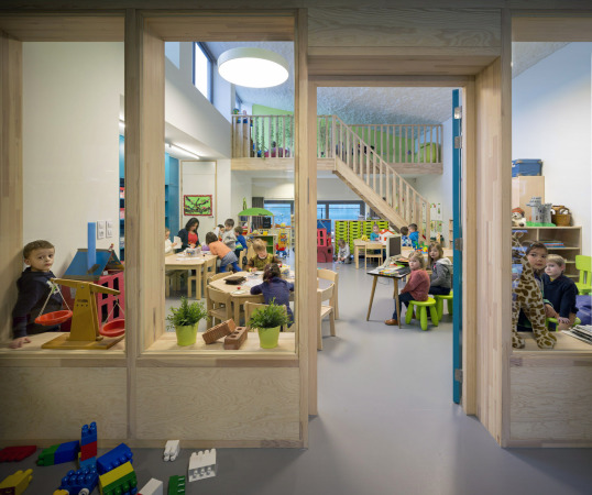 Bauen im Bestand, Belgien, Mokke Architecten, Backstein, Gianni Cito, Neubau, Altbau, Rathaus, city hall, brick building, Bonheiden, school, Schule, Grundschule, Kindergarten, Sporthalle, Erweiterung, Denkmal, Denkmalschutz, Belgium