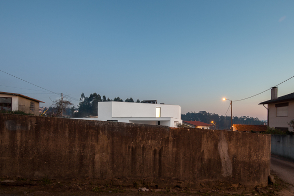 Portugal, Arrifana, Santa Maria da Feira, Pedro Henrique, Landschaft, Natur, Wei, Farbe, Dreieck, Licht, Schatten, light, shadow, colour, triangle, rural landscape, Holz, wood