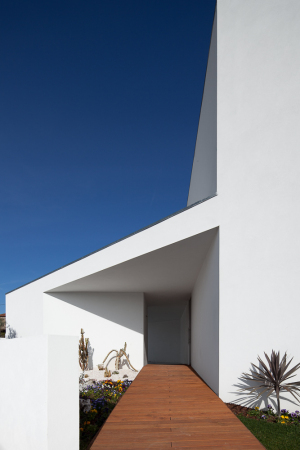 Portugal, Arrifana, Santa Maria da Feira, Pedro Henrique, Landschaft, Natur, Wei, Farbe, Dreieck, Licht, Schatten, light, shadow, colour, triangle, rural landscape, Holz, wood