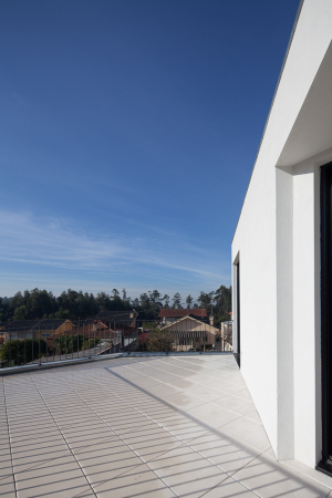 Portugal, Arrifana, Santa Maria da Feira, Pedro Henrique, Landschaft, Natur, Wei, Farbe, Dreieck, Licht, Schatten, light, shadow, colour, triangle, rural landscape, Holz, wood