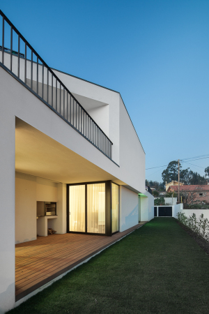 Portugal, Arrifana, Santa Maria da Feira, Pedro Henrique, Landschaft, Natur, Wei, Farbe, Dreieck, Licht, Schatten, light, shadow, colour, triangle, rural landscape, Holz, wood