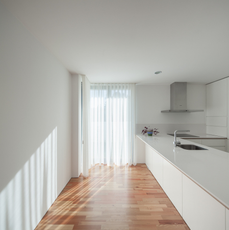 Portugal, Arrifana, Santa Maria da Feira, Pedro Henrique, Landschaft, Natur, Wei, Farbe, Dreieck, Licht, Schatten, light, shadow, colour, triangle, rural landscape, Holz, wood