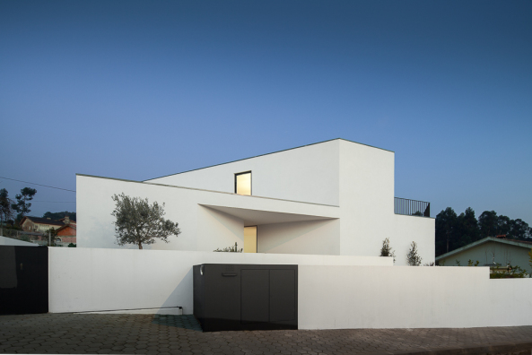 Portugal, Arrifana, Santa Maria da Feira, Pedro Henrique, Landschaft, Natur, Wei, Farbe, Dreieck, Licht, Schatten, light, shadow, colour, triangle, rural landscape, Holz, wood