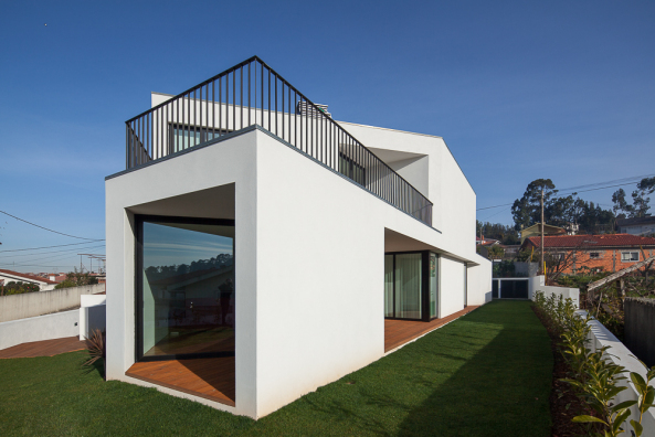 Portugal, Arrifana, Santa Maria da Feira, Pedro Henrique, Landschaft, Natur, Wei, Farbe, Dreieck, Licht, Schatten, light, shadow, colour, triangle, rural landscape, Holz, wood