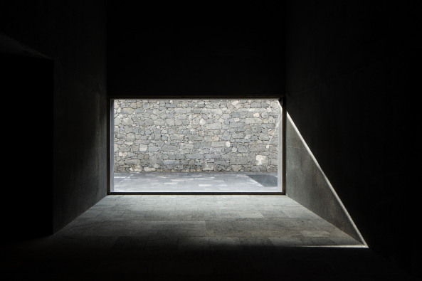 Kulturzentrum, Azoren, Atlantik, Kunst, Museum, ffentlich, Vulkan, Basalt, Mauerwerk, Beton, Menos  Mais, Joo Mendes Ribeiro, contemporary, art, centre, neubau, atelier, werkstatt, ffentlicher bau