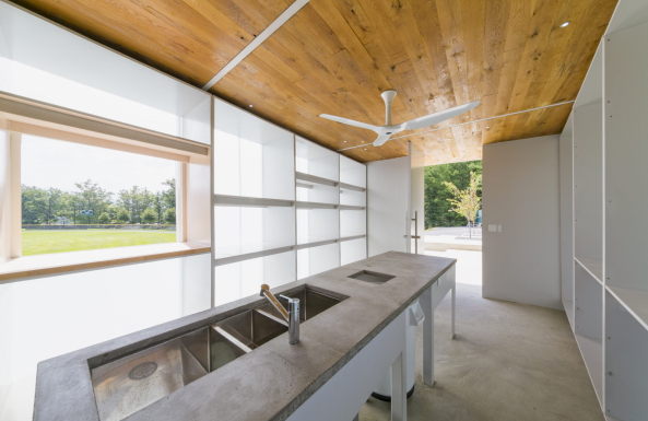 design/buildLAB, VA Tech School of Architecture + Design, Students, Studenten, Clifton Forge, Oak, Eiche, steel, Stahl, Stahlkonstruktion, Glas, glass, wood, Holz, timber, Sharon Fieldhouse, Terrasse, terrace, Beton, concrete, Hgel, hill, Treppe, pivot door, Drehtr, Pavilion, Wald, forest, Nachhatligkeit, Vorfertigung, Wei, white, Sule, Dach, roof