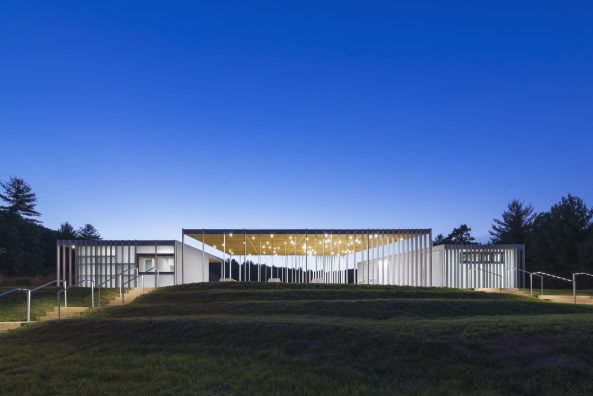 design/buildLAB, VA Tech School of Architecture + Design, Students, Studenten, Clifton Forge, Oak, Eiche, steel, Stahl, Stahlkonstruktion, Glas, glass, wood, Holz, timber, Sharon Fieldhouse, Terrasse, terrace, Beton, concrete, Hgel, hill, Treppe, pivot door, Drehtr, Pavilion, Wald, forest, Nachhatligkeit, Vorfertigung, Wei, white, Sule, Dach, roof