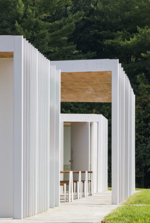 design/buildLAB, VA Tech School of Architecture + Design, Students, Studenten, Clifton Forge, Oak, Eiche, steel, Stahl, Stahlkonstruktion, Glas, glass, wood, Holz, timber, Sharon Fieldhouse, Terrasse, terrace, Beton, concrete, Hgel, hill, Treppe, pivot door, Drehtr, Pavilion, Wald, forest, Nachhatligkeit, Vorfertigung, Wei, white, Sule, Dach, roof