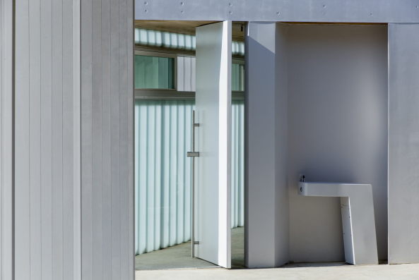 design/buildLAB, VA Tech School of Architecture + Design, Students, Studenten, Clifton Forge, Oak, Eiche, steel, Stahl, Stahlkonstruktion, Glas, glass, wood, Holz, timber, Sharon Fieldhouse, Terrasse, terrace, Beton, concrete, Hgel, hill, Treppe, pivot door, Drehtr, Pavilion, Wald, forest, Nachhatligkeit, Vorfertigung, Wei, white, Sule, Dach, roof