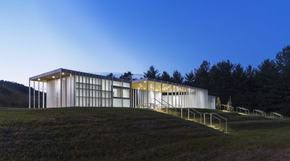 design/buildLAB, VA Tech School of Architecture + Design, Students, Studenten, Clifton Forge, Oak, Eiche, steel, Stahl, Stahlkonstruktion, Glas, glass, wood, Holz, timber, Sharon Fieldhouse, Terrasse, terrace, Beton, concrete, Hgel, hill, Treppe, pivot door, Drehtr, Pavilion, Wald, forest, Nachhatligkeit, Vorfertigung, Wei, white, Sule, Dach, roof