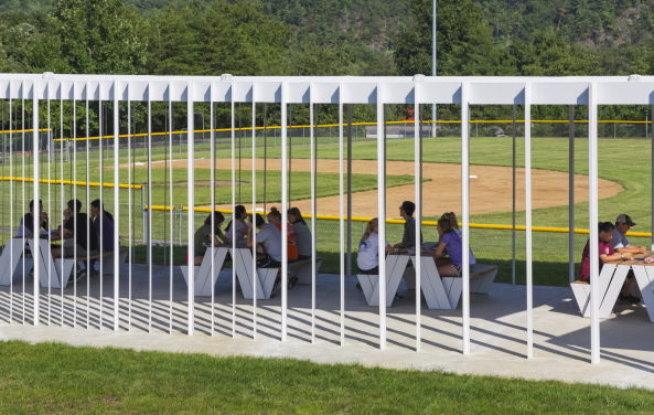 design/buildLAB, VA Tech School of Architecture + Design, Students, Studenten, Clifton Forge, Oak, Eiche, steel, Stahl, Stahlkonstruktion, Glas, glass, wood, Holz, timber, Sharon Fieldhouse, Terrasse, terrace, Beton, concrete, Hgel, hill, Treppe, pivot door, Drehtr, Pavilion, Wald, forest, Nachhatligkeit, Vorfertigung, Wei, white, Sule, Dach, roof
