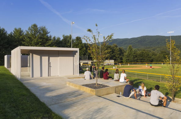 design/buildLAB, VA Tech School of Architecture + Design, Students, Studenten, Clifton Forge, Oak, Eiche, steel, Stahl, Stahlkonstruktion, Glas, glass, wood, Holz, timber, Sharon Fieldhouse, Terrasse, terrace, Beton, concrete, Hgel, hill, Treppe, pivot door, Drehtr, Pavilion, Wald, forest, Nachhatligkeit, Vorfertigung, Wei, white, Sule, Dach, roof