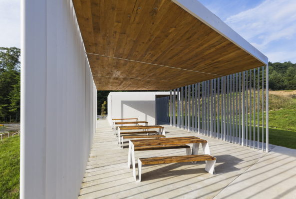 design/buildLAB, VA Tech School of Architecture + Design, Students, Studenten, Clifton Forge, Oak, Eiche, steel, Stahl, Stahlkonstruktion, Glas, glass, wood, Holz, timber, Sharon Fieldhouse, Terrasse, terrace, Beton, concrete, Hgel, hill, Treppe, pivot door, Drehtr, Pavilion, Wald, forest, Nachhatligkeit, Vorfertigung, Wei, white, Sule, Dach, roof