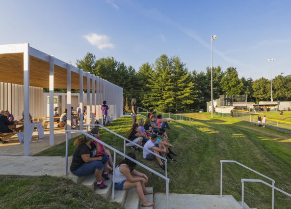 design/buildLAB, VA Tech School of Architecture + Design, Students, Studenten, Clifton Forge, Oak, Eiche, steel, Stahl, Stahlkonstruktion, Glas, glass, wood, Holz, timber, Sharon Fieldhouse, Terrasse, terrace, Beton, concrete, Hgel, hill, Treppe, pivot door, Drehtr, Pavilion, Wald, forest, Nachhatligkeit, Vorfertigung, Wei, white, Sule, Dach, roof