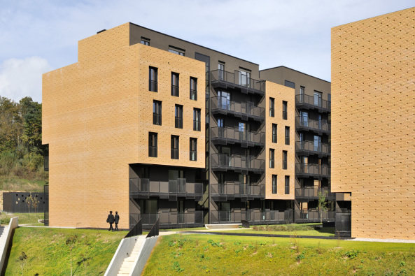 Slowenien, Ljubljana, Brick Neighbourhood, Slovenia, dekleva gregorič architects, housing, Wohnungsbau, Wohnen, Wohnung, Backstein, Ziegelstein, brick, Farbe, Fassade, Gelb, yellow, Balkon, balcony, facade, colour, flat, soziale Interaktion, Gemeinschaftsraum, communal space