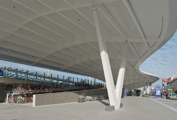 Salzburg Hauptbahnhof, Hauptbahnhof, Salzburg, sterreich, Bahnhof, main railway station, railway, Zug, train, Verkehr, transport, Gleis, rail, kadawittfeldarchitektur, Bahnsteig, Dach, Dachkonstruktion, roof, Mobilitt, mobility, Empfangshalle, Schallmoos, Eingang, Zugang, Radstation, Fahrrad