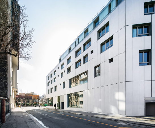 Paris, LAPS Architecture, MAB Arquitectura, Ville de Paris, 2014, 72 avenue Felix Faure, Patronage Laque, Neubau, PVC Stegplatten, Beton, concrete, Fertigstellung, Demokratie, Meinungsfreiheit, 15me arrondissement, Wohnhaus, Wohnungen, Apartments, Glass, Glas, Licht, Kinderheim, Hrsaal, Seminarrume, rue Tisserand, Moderne, Milchglas, Laterna Magica, Aufklrung, Laizismus, 15. arrondissement