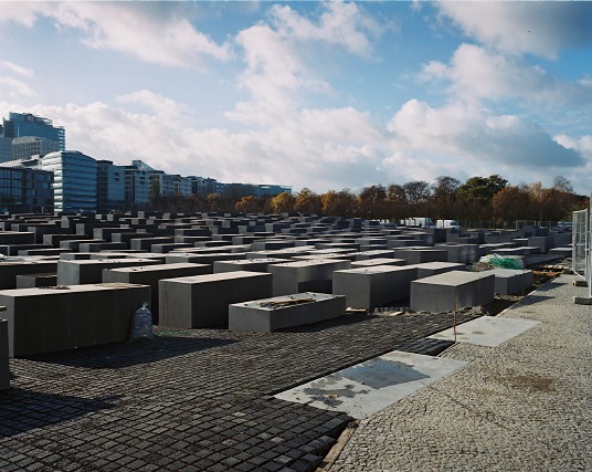 Letzte Stele fr Holocaust-Mahnmal in Berlin gesetzt