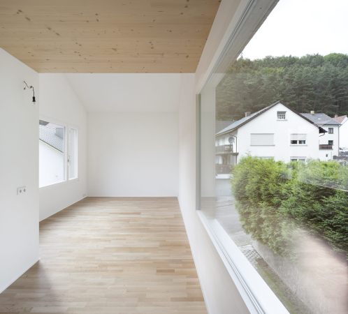 Miniarchitektur, micro house, Minihaus, kleines Haus, Architekturbüro Scheder, Hohenecken, Kaiserslautern, Beton, concrete, Wald, Grundstück, Holz, wood, grau, Schalung, Aluminium, Ahorn, Stützen, Pfeiler, pillar, Dach, Schrägdach, small house, roof