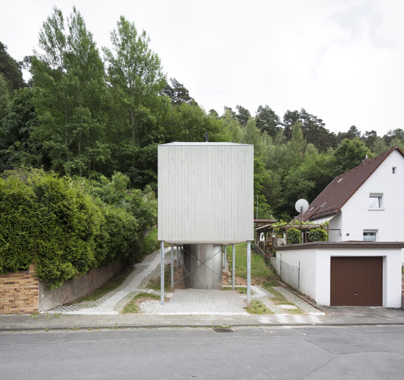 Minihaus In Kaiserslautern Spielbox Auf Stelzen Architektur Und Architekten News Meldungen Nachrichten Baunetz De