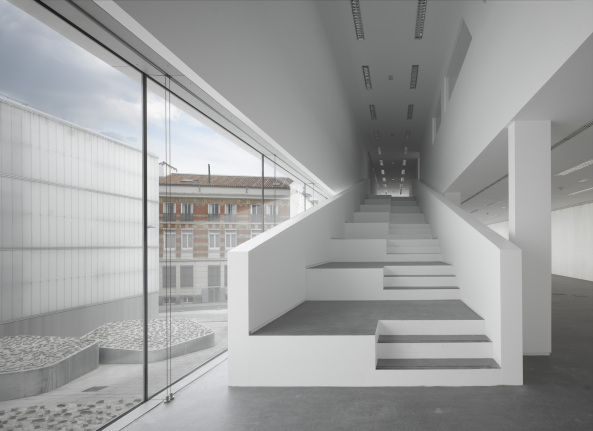 Sport, Bibliothek, Spanien, Barcelona, Municipality Madrid, Nieto Sobejano Arquitectos, Stadtteilzentrum, Sporthalle, Bibliothek, Lesen, Library, Markt, Market, Roland Halbe, transluzent, Neubau, Wettbewerbsgewinn, 2014, 2007, Beton Glasfassade, Erweiterung, Innenstadt, Mercado Municipal de Barcel