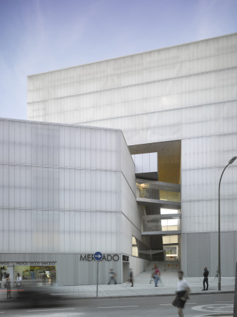 Sport, Bibliothek, Spanien, Barcelona, Municipality Madrid, Nieto Sobejano Arquitectos, Stadtteilzentrum, Sporthalle, Bibliothek, Lesen, Library, Markt, Market, Roland Halbe, transluzent, Neubau, Wettbewerbsgewinn, 2014, 2007, Beton Glasfassade, Erweiterung, Innenstadt, Mercado Municipal de Barcel