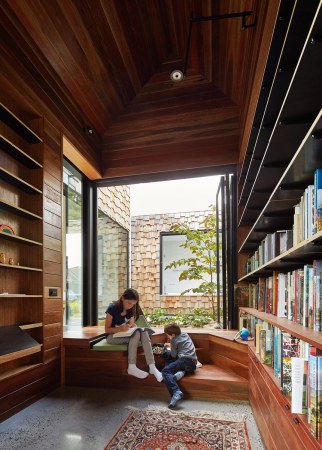 Dorf, Australien, Familie, Materialmix,  Restaurierung, restauration, Bauen im Bestand, tower house, Haus, Wohnen, housing, Holz, wood, Schindeln