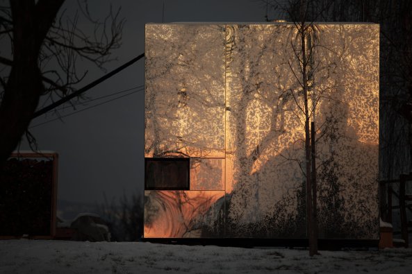 Casa Invisible, Delugan Meissl, Architektur aus �sterreich, Wien, Wohnmodul, Wohneinheit, Minihaus, Miniwohnhaus, Miniwohnmodul, Tragwerk, Holz, Glas, Spiegel, Fassade, Fassade als Spiegel, mirror house, Wohnbox, Box, Casa, Haus, facade, Das unsichtbare Haus , Narziss, Narzissmus, Ego, Selbstbewusstein,