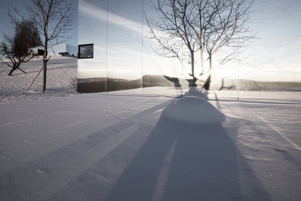 Casa Invisible, Delugan Meissl, Architektur aus �sterreich, Wien, Wohnmodul, Wohneinheit, Minihaus, Miniwohnhaus, Miniwohnmodul, Tragwerk, Holz, Glas, Spiegel, Fassade, Fassade als Spiegel, mirror house, Wohnbox, Box, Casa, Haus, facade, Das unsichtbare Haus , Narziss, Narzissmus, Ego, Selbstbewusstein,