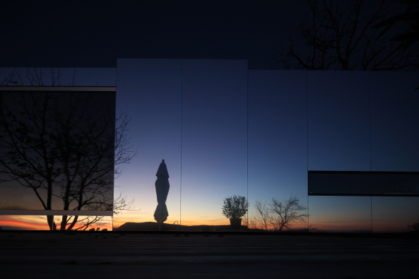 Casa Invisible, Delugan Meissl, Architektur aus �sterreich, Wien, Wohnmodul, Wohneinheit, Minihaus, Miniwohnhaus, Miniwohnmodul, Tragwerk, Holz, Glas, Spiegel, Fassade, Fassade als Spiegel, mirror house, Wohnbox, Box, Casa, Haus, facade, Das unsichtbare Haus , Narziss, Narzissmus, Ego, Selbstbewusstein,