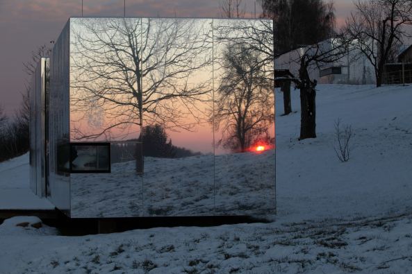 Casa Invisible, Delugan Meissl, Architektur aus �sterreich, Wien, Wohnmodul, Wohneinheit, Minihaus, Miniwohnhaus, Miniwohnmodul, Tragwerk, Holz, Glas, Spiegel, Fassade, Fassade als Spiegel, mirror house, Wohnbox, Box, Casa, Haus, facade, Das unsichtbare Haus , Narziss, Narzissmus, Ego, Selbstbewusstein,