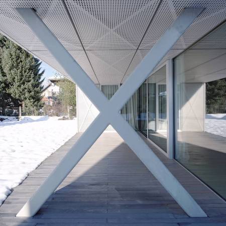 Villa Criss-Cross Envelope, Villa, Haus, Wohnhaus, Ljubljana, Slowenien, Slovenia, housing, residential, Einfamilienhaus, single family house, Mirje, Suburb, wall, Wand, Kubus, Metall, metal, Hlle, envelope, Pyramide, Glas, glass, Hof, patio, Fassade, facade, Licht, light, Kreuz, cross, Ornament, Beton, concrete, Holz, wood