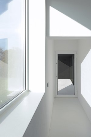 Haus, Wohnhaus, Lubliniec, house, Dyrda Fikus Architekci, Polen, Poland, Fassade, Schwarz, black, Farbe, facade, Dach, roof, Garten, Walmdach, hipped roof, Zeltdach, Terrasse, radikal, Polyurethan, Holz, Purismus, wood