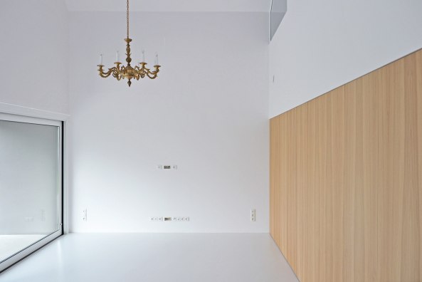 Haus, Wohnhaus, Lubliniec, house, Dyrda Fikus Architekci, Polen, Poland, Fassade, Schwarz, black, Farbe, facade, Dach, roof, Garten, Walmdach, hipped roof, Zeltdach, Terrasse, radikal, Polyurethan, Holz, Purismus, wood